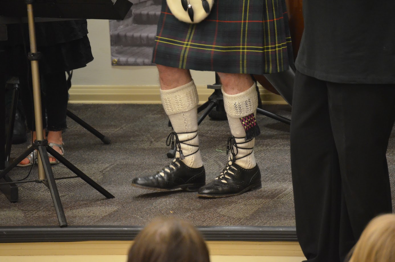 Does the fiddler tap the feet, or do the feet tap the fiddler?